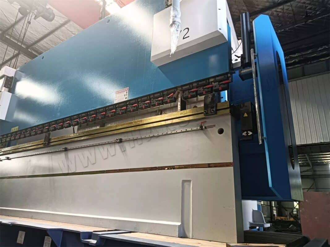 Prensa dobradeira CNC Serbia-WE67K-400T6000 e máquina de laminação CNC W12-12x4000 de quatro rolos