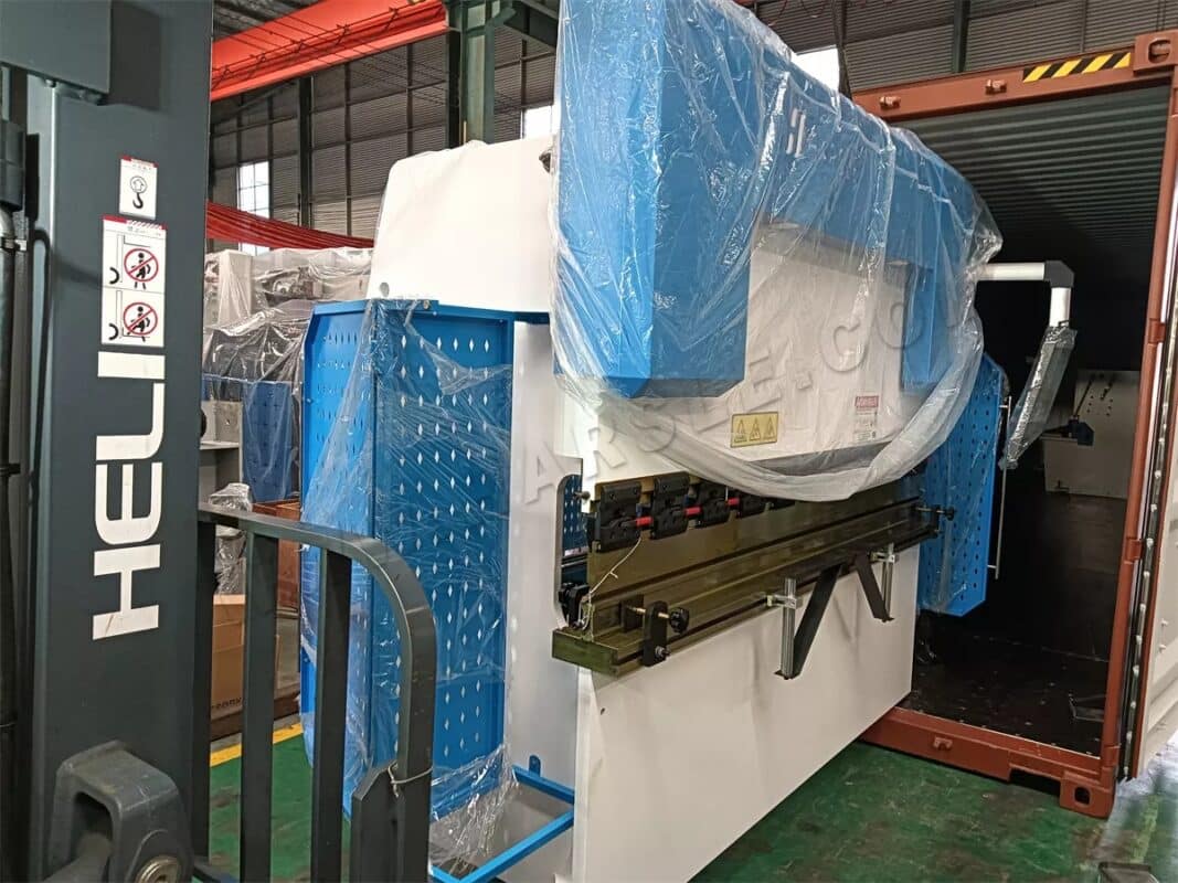 Etiópia - 2 conjuntos de prensa dobradeira e máquina de corte a laser HST-2000W-3015 e outras máquinas