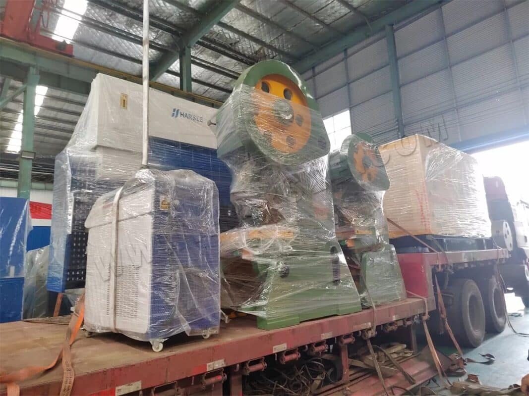 Usbekistan-WE67K-80T3200 CNC-Abkantpresse und andere Maschinen