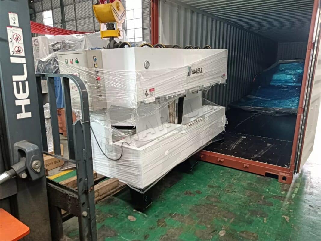 Etiópia - 2 conjuntos de prensa dobradeira e máquina de corte a laser HST-2000W-3015 e outras máquinas