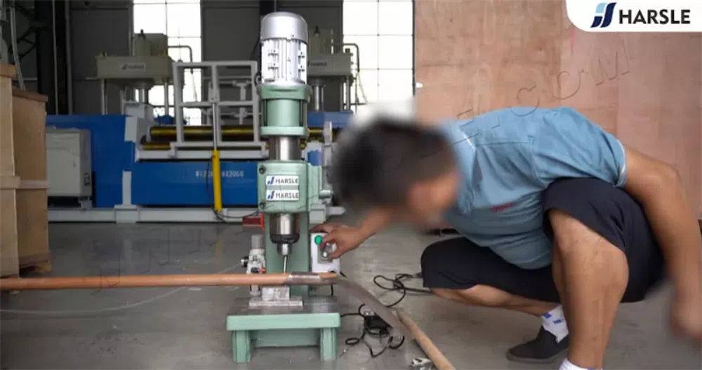 Riveteuse électrique pour ligne de production de pelles