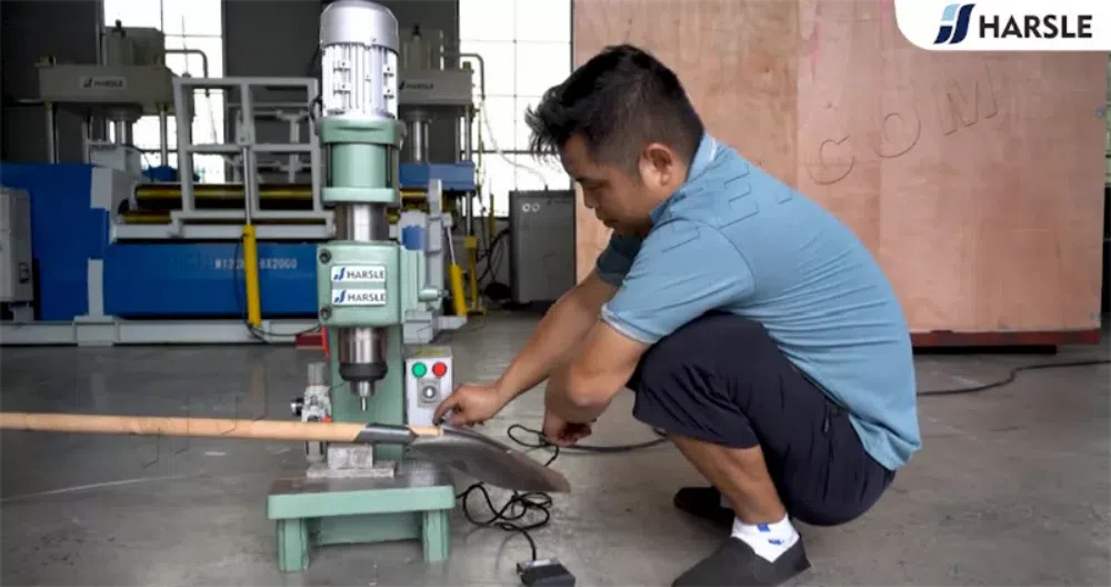 Riveteuse électrique pour ligne de production de pelles