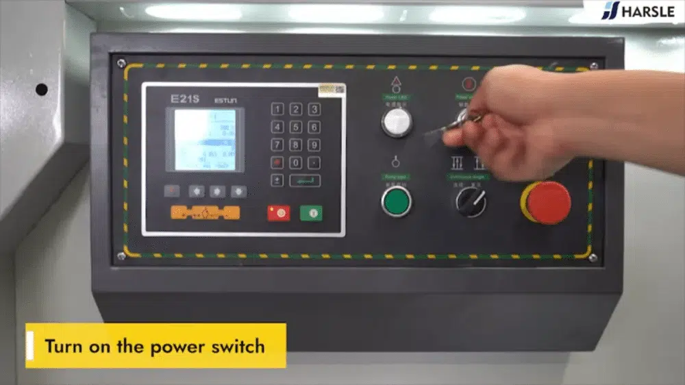 Como operar a máquina de corte guilhotina (E21S)?
