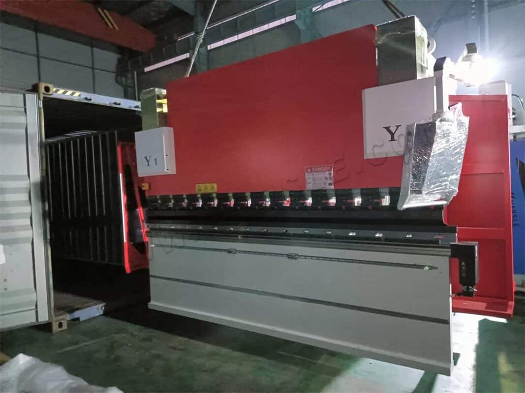Inde - Deux ensembles de presse plieuse CNC et machine de traitement de barres omnibus ZTMX-303K