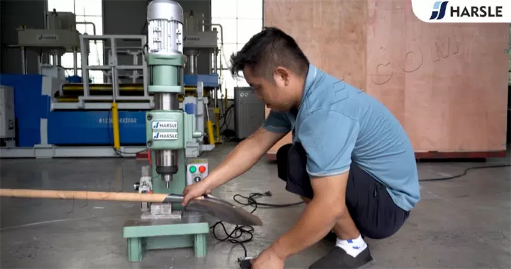 Riveteuse électrique pour ligne de production de pelles