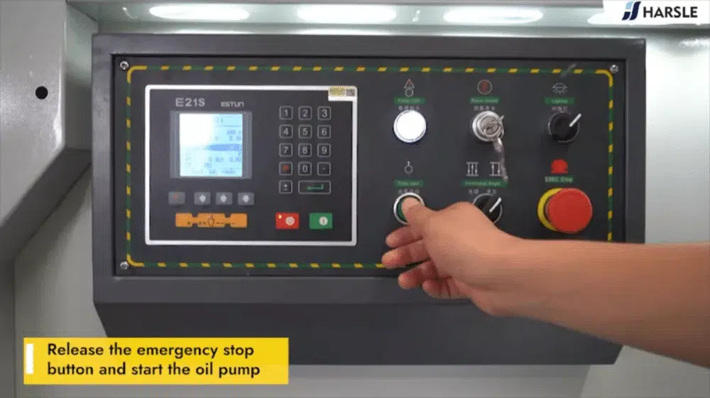 Como operar a máquina de corte guilhotina (E21S)?