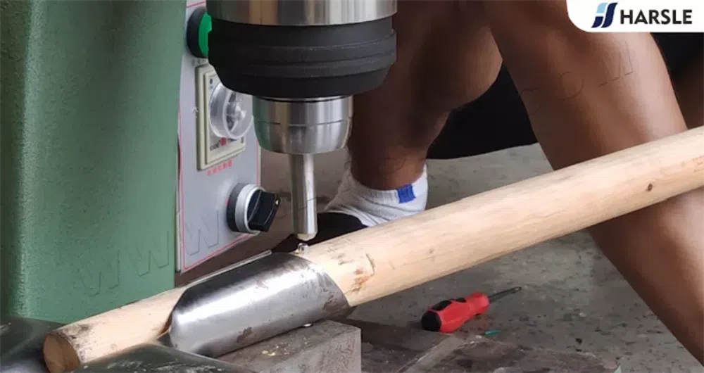 Riveteuse électrique pour ligne de production de pelles