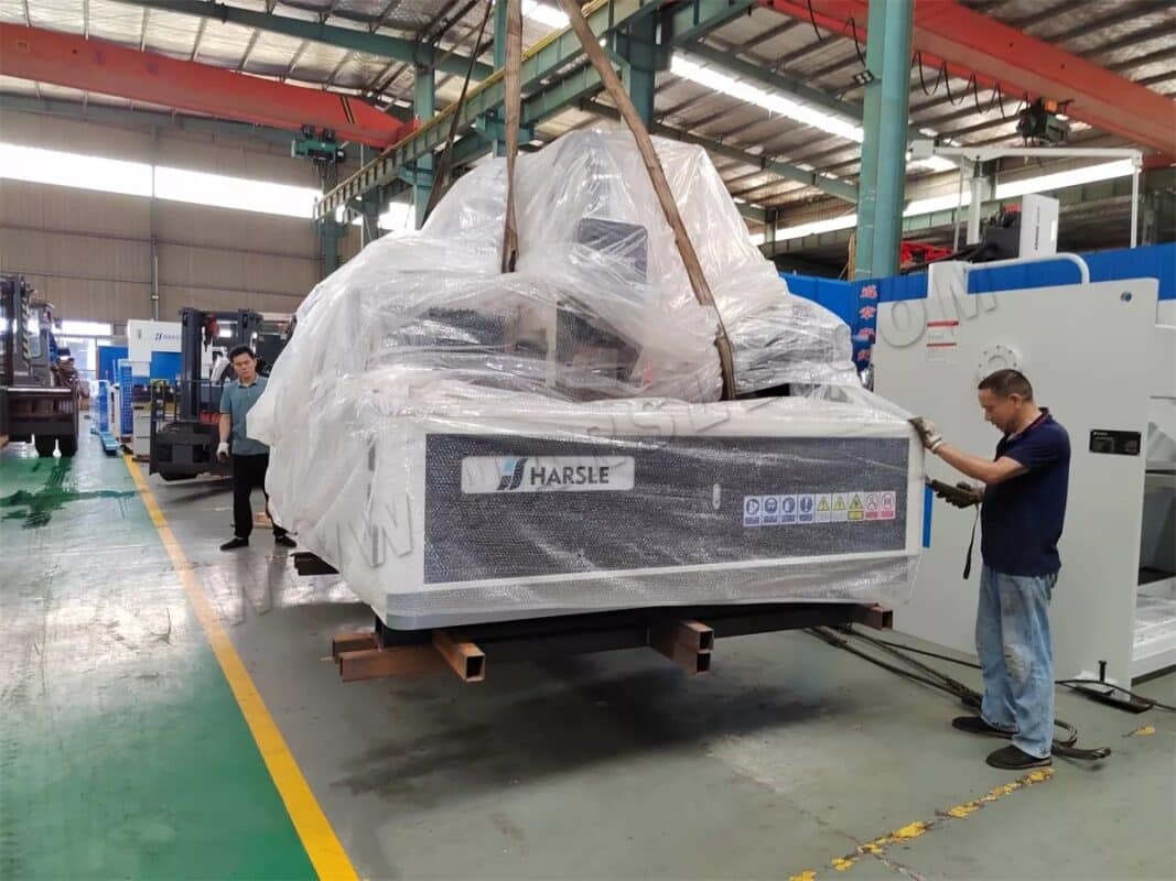 Maszyna do cięcia laserowego Brazil-HS-3000W-3015 i prasa krawędziowa NC WC67K-200T3200 oraz nożyce gilotynowe QC11K-12X3200