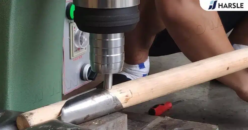Riveteuse électrique pour ligne de production de pelles