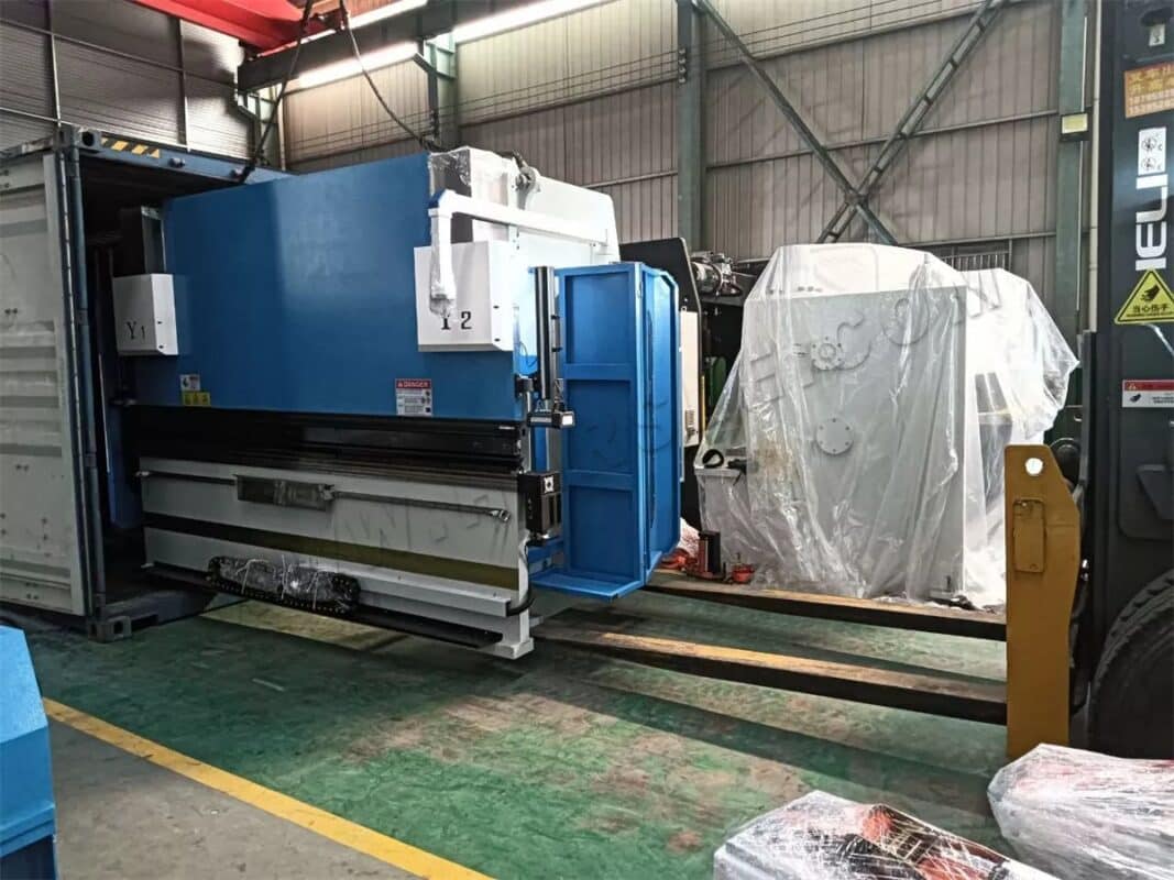 Presse plieuse CNC Belarus-WE67K-160T3200 DA-69T 6+1 axes