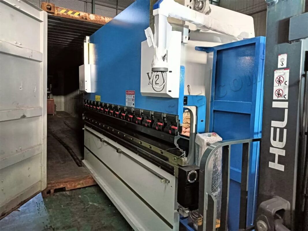 آلة القطع بالليزر لبنان-HSX-3000W-3015 ومكابس الثني CNC WC67K-100T3200