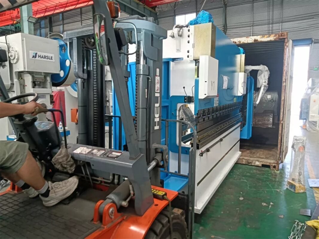 Prensa plegadora CNC WE67K-100T3200 y cizalla QC12K-4X3200 de Brasil