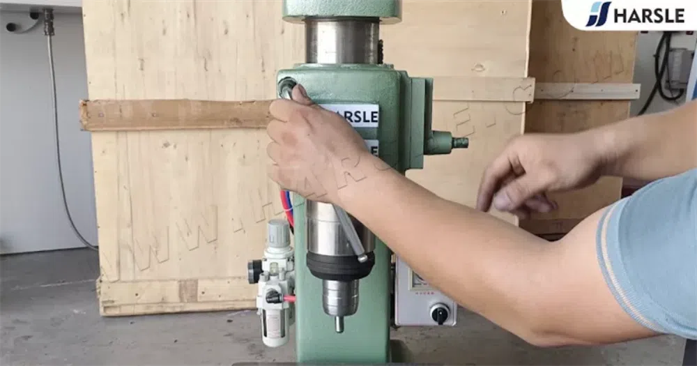 Riveteuse électrique pour ligne de production de pelles