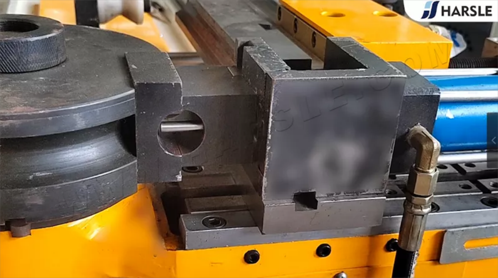 CNC-Rohrbiegemaschine mit Lochstanzung