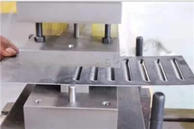 冲百叶孔工位 Czym jest hydrauliczna maszyna do obróbki żelaza?
