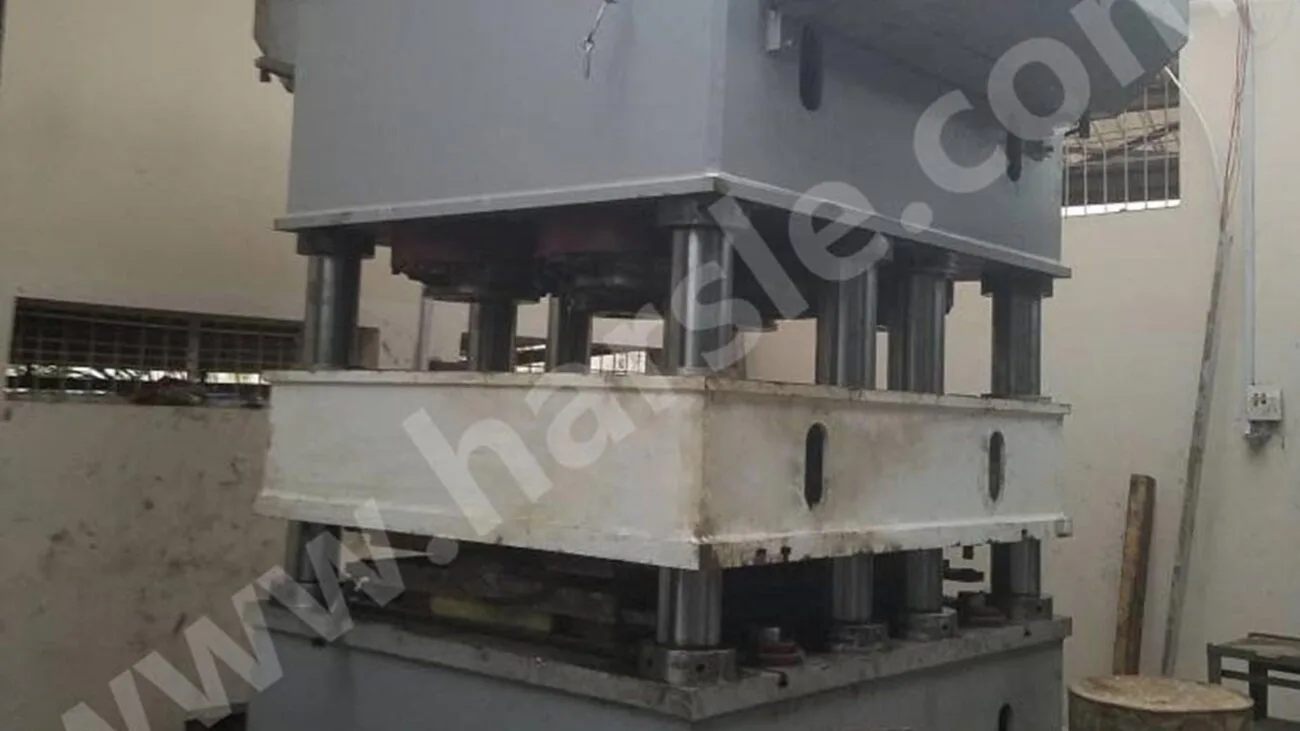 Se instaló una máquina estampadora de puertas de acero de 2000 toneladas en Nigeria.