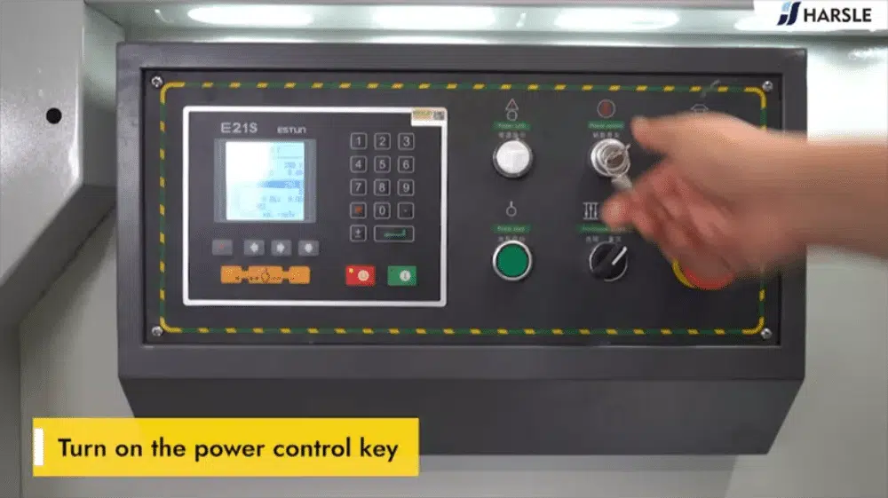 Como operar a máquina de corte guilhotina (E21S)?