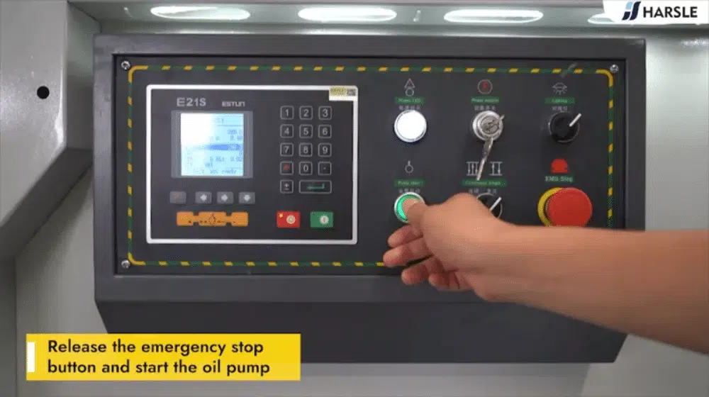 Como operar a máquina de corte guilhotina (E21S)?