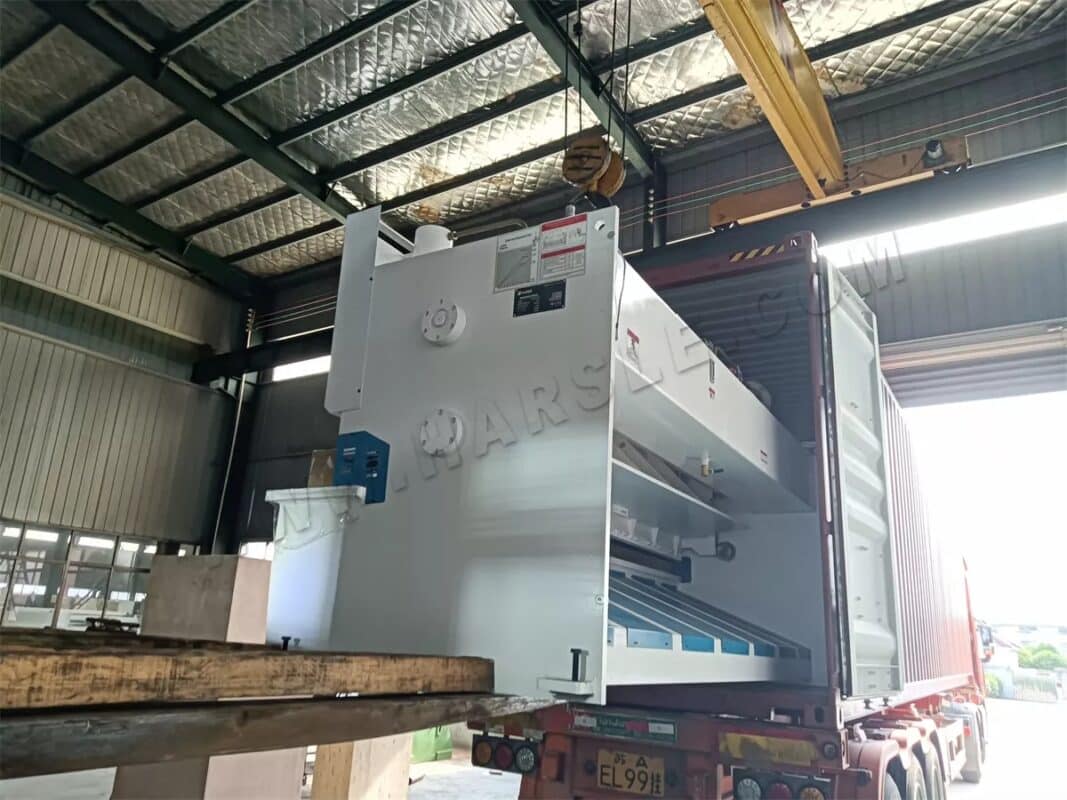 Cesoia a ghigliottina Brazil-QC11K-6X3200 DAC-360T con tavolo di alimentazione automatico