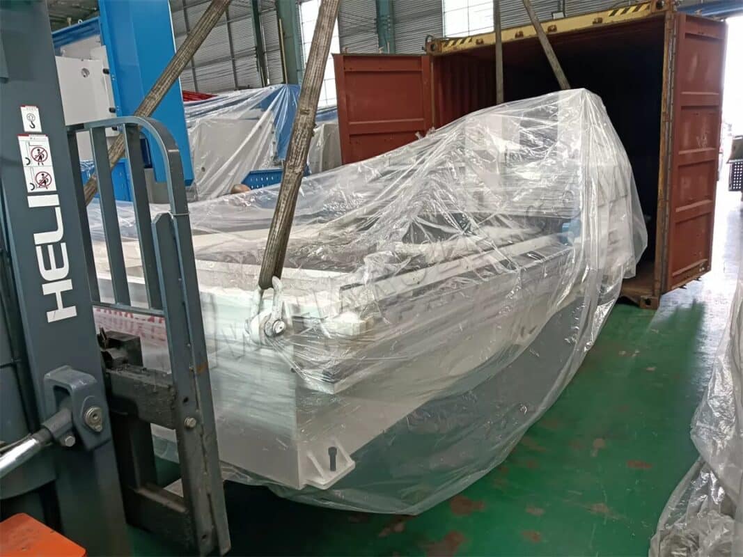 Saudi Arabia-HSKC-1500/4000 Horizontal V Grooving Machine