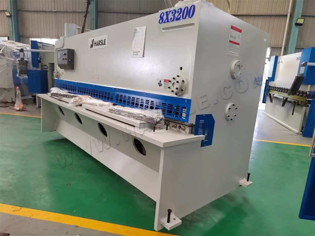 Prensa plegadora CNC WE67K-175T4000 y cizalla guillotina QC11K-8X3200 E21S de Kenia