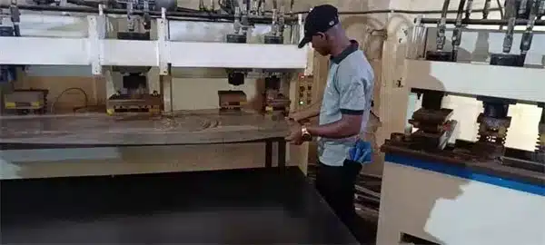 La strada per la ricchezza - HARSLE aiuta la linea di produzione di porte in acciaio in Nigeria