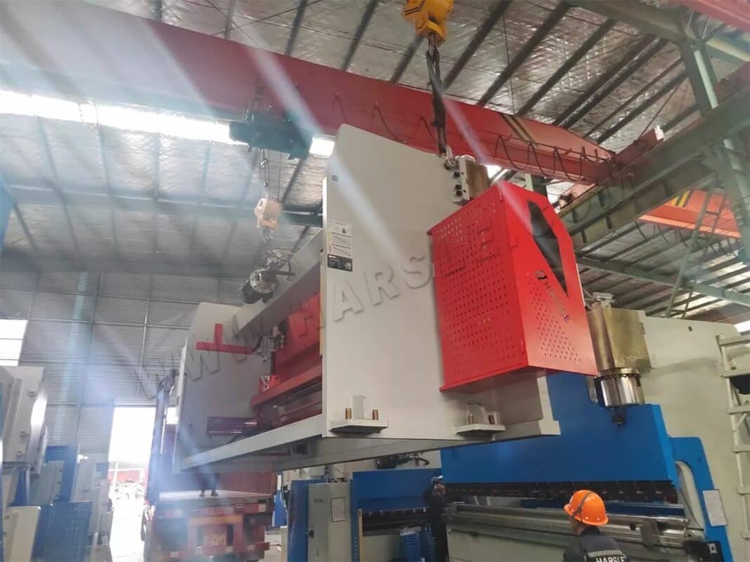 Rumunia-WE67K-220T6100 DA58T 4+1-osiowa prasa krawędziowa CNC QC11K-6X6100 P40 maszyna do cięcia