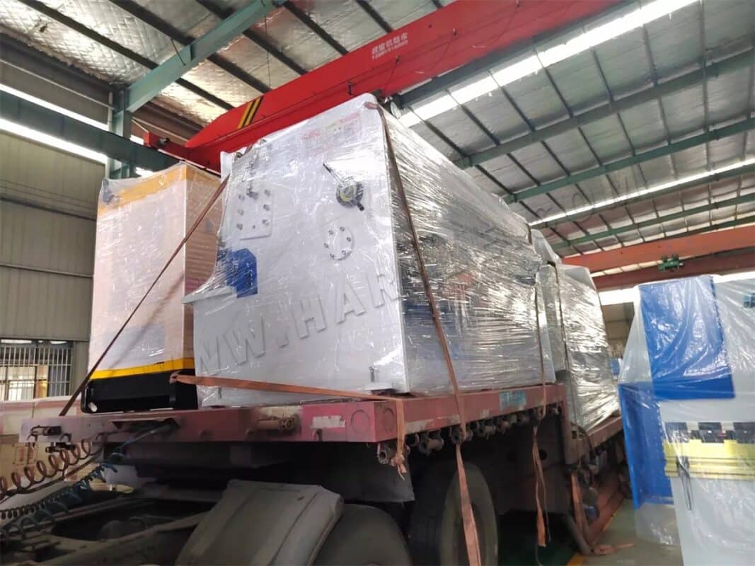 Usbekistan-WE67K-80T3200 CNC-Abkantpresse und andere Maschinen