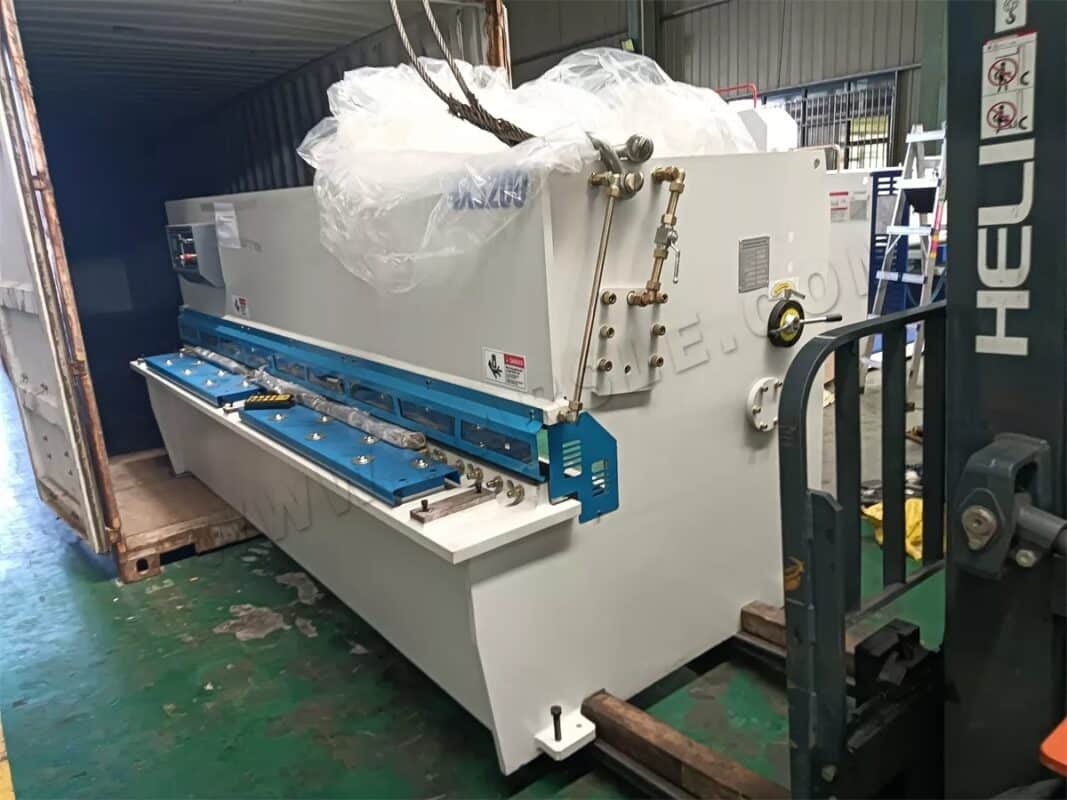 Prensa plegadora CNC WE67K-100T3200 y cizalla QC12K-4X3200 de Brasil