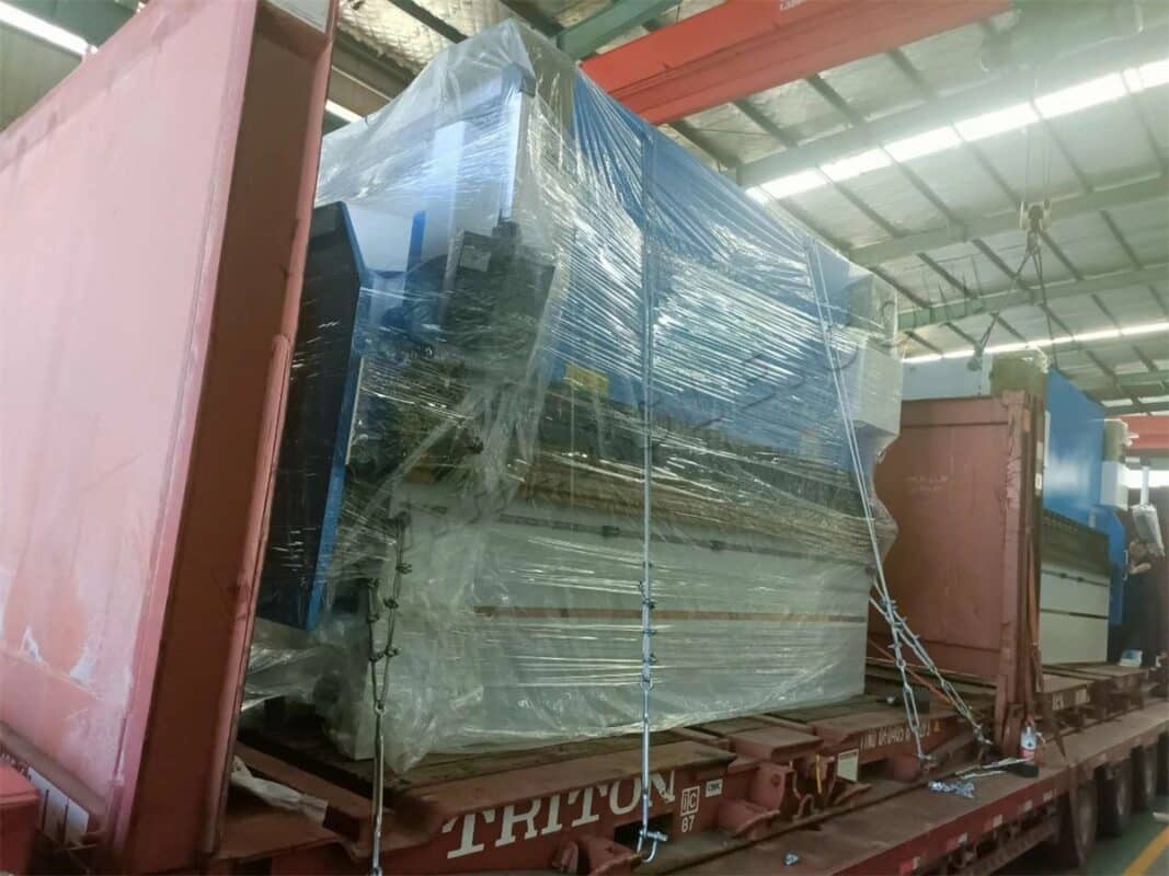 Ungarn-2-WE67K-300T4000 DA53T 3+1 Achsen Tandem Hydraulische CNC Abkantpresse