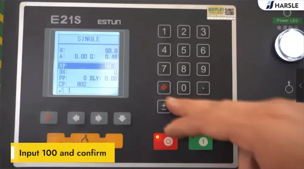 Como operar a máquina de corte guilhotina (E21S)?