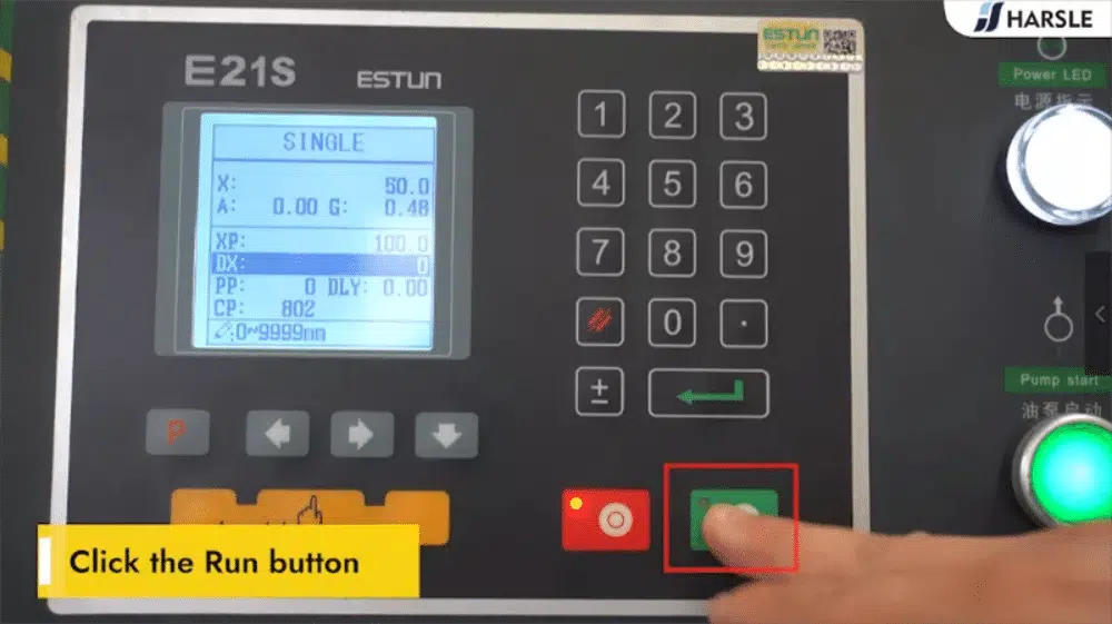 Como operar a máquina de corte guilhotina (E21S)?