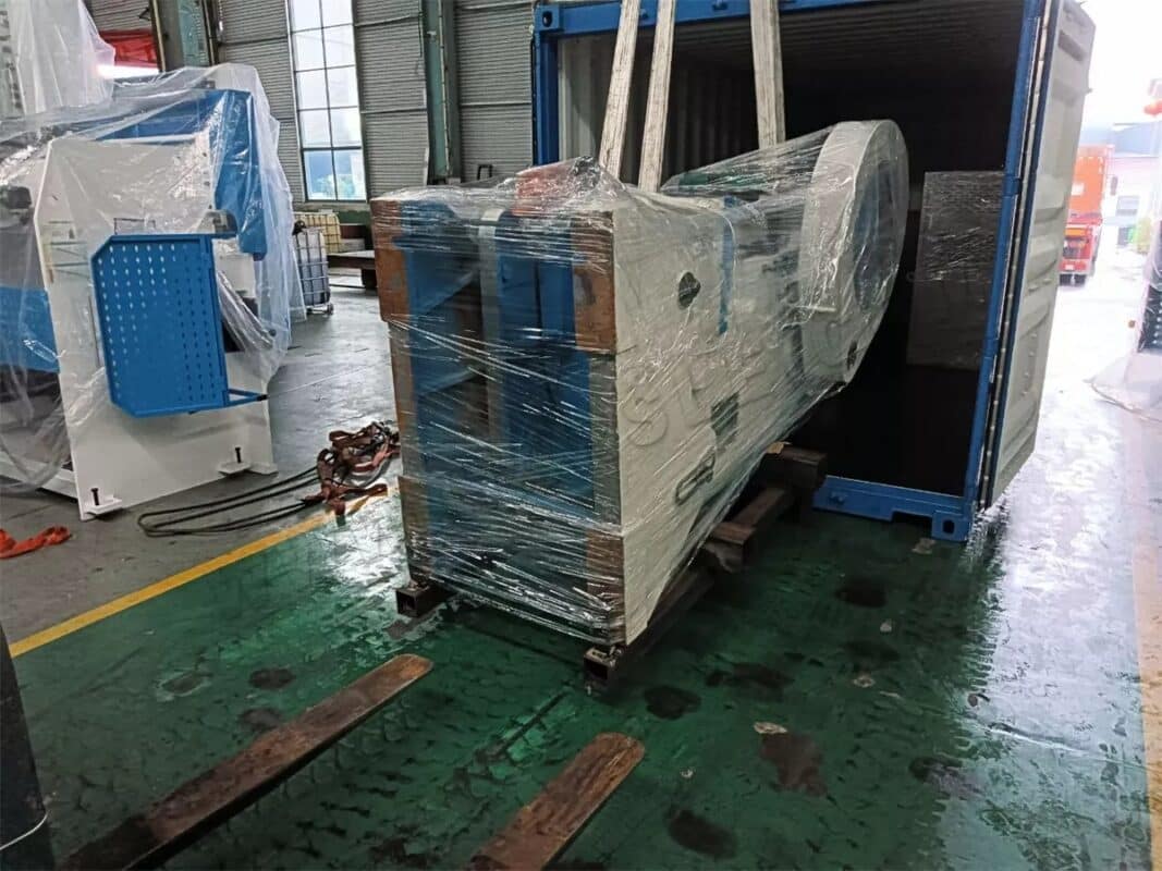 Maszyna dziurkująca UAE-J23-80T i prasa hydrauliczna Y32-100T