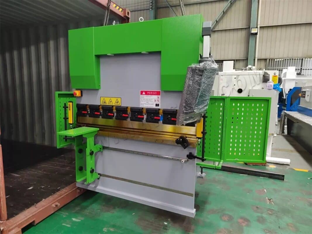 Brazil-WE67K-220T4000 CNC Press Brake And 2 Sets of NC Press Brake