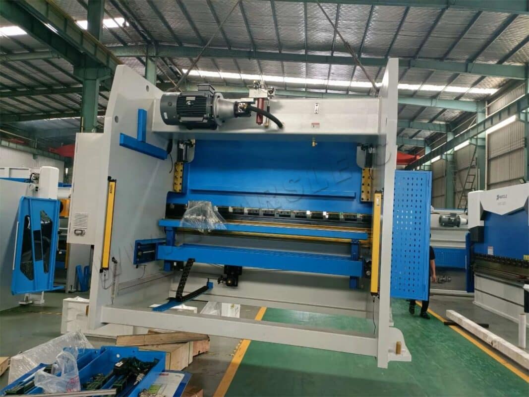 Albania-WE67K-300T3200 DA-66T 4+1 Axis CNC Press Brake