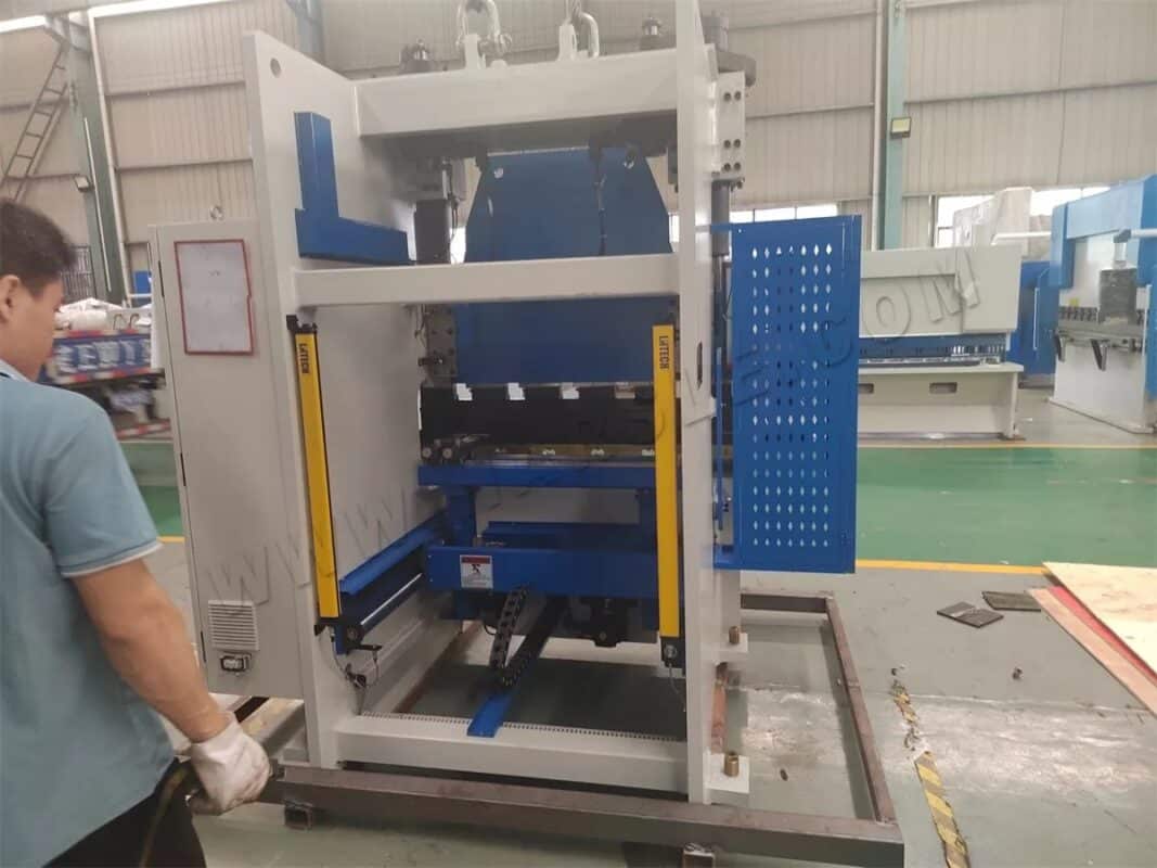 Brazylia-EP-35T1250 DA53T 4-osiowa w pełni elektryczna prasa krawędziowa