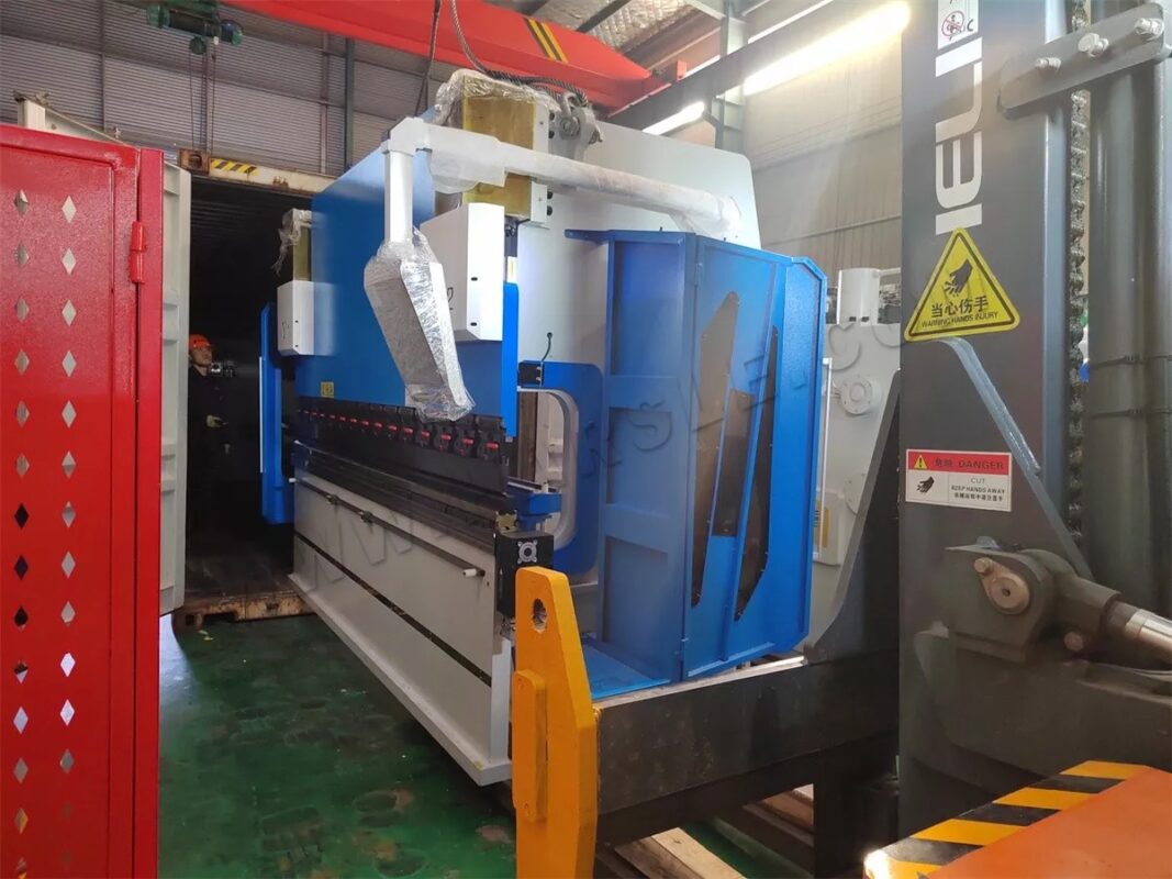 Brasilien-WE67K-300T6000 DA-53T CNC-Abkantpresse und WE67K-160T3200 DA-53T CNC-Abkantpresse und QC11K-12X3200 E21S Guillotine-Schermaschine