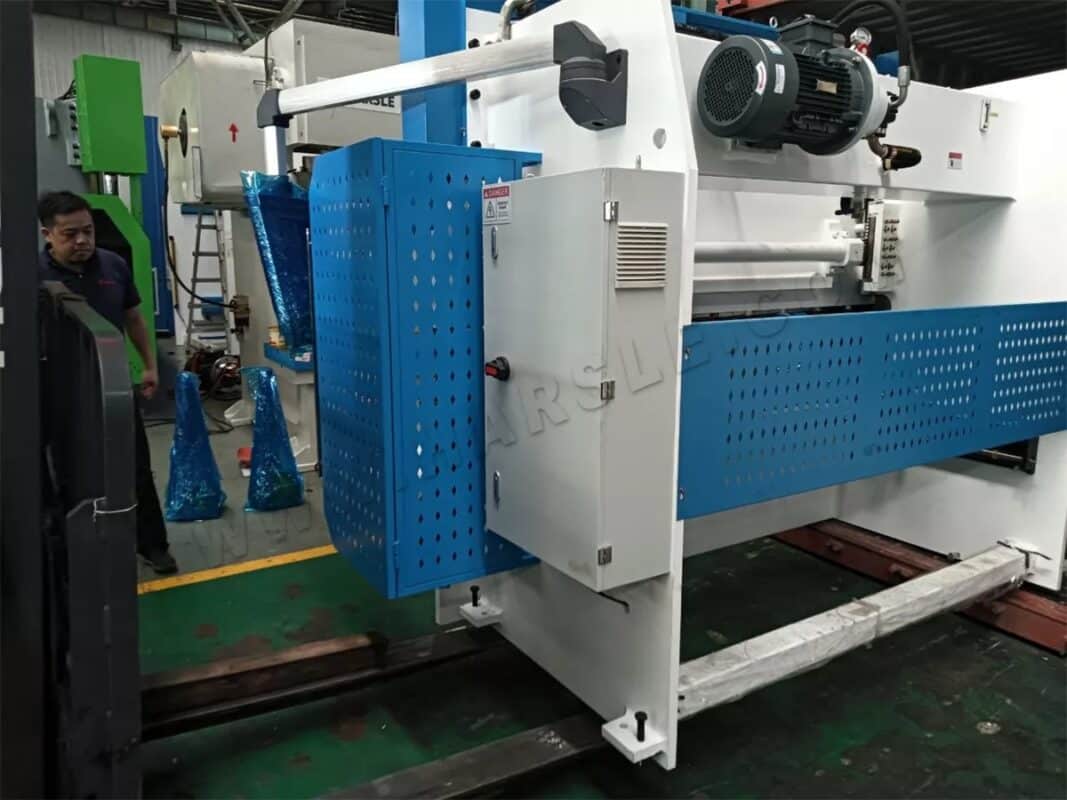 Uzbekistan-2 Sets of  WC67K-63T2500 NC Press Brake & WC67K-100T3200 NC Press Brake