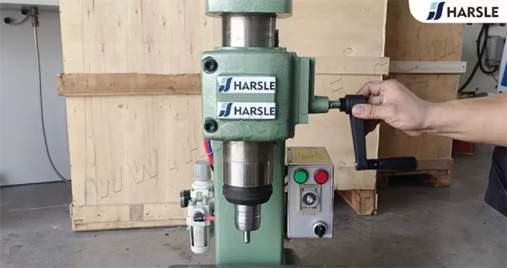 Riveteuse électrique pour ligne de production de pelles