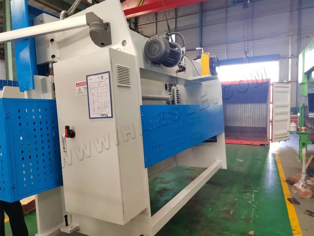 Corea del Sur - Prensa plegadora NC WC67K-63T3200