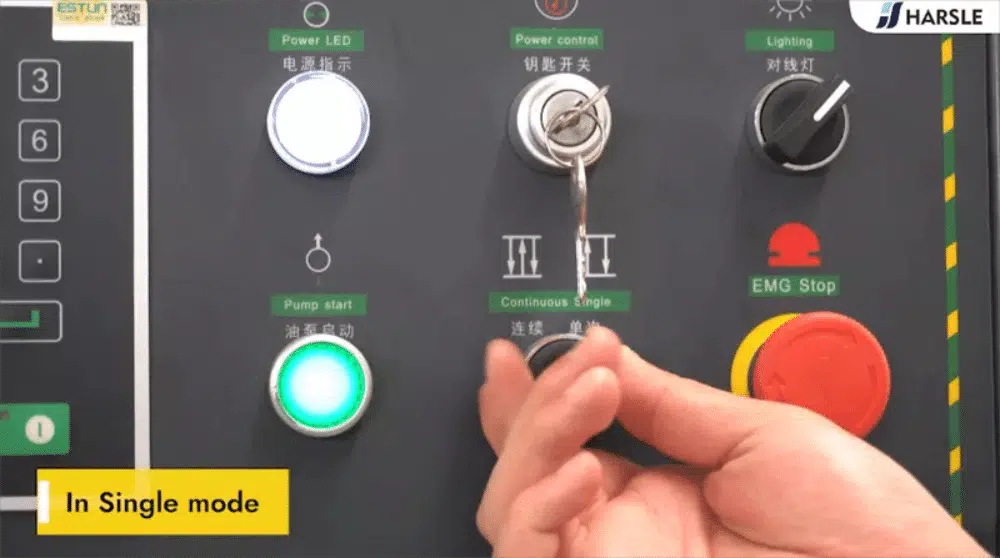 Como operar a máquina de corte guilhotina (E21S)?