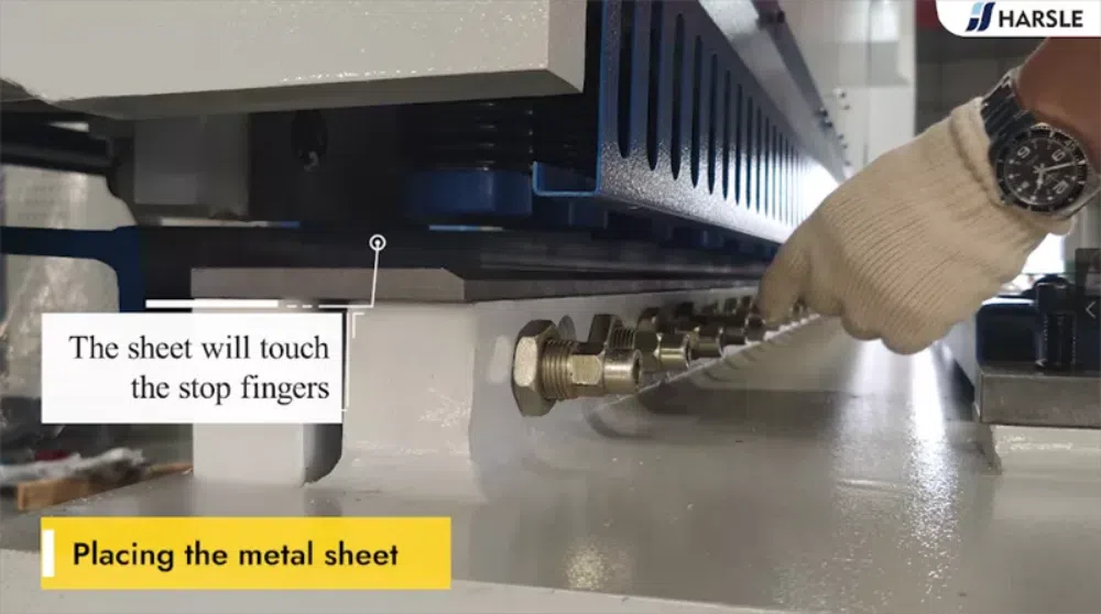 Como operar a máquina de corte guilhotina (E21S)?