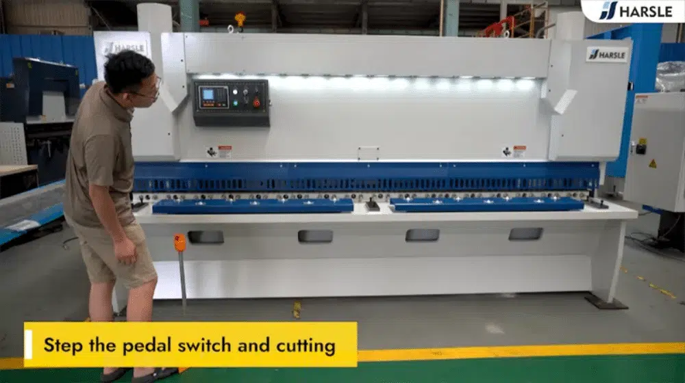 Como operar a máquina de corte guilhotina (E21S)?