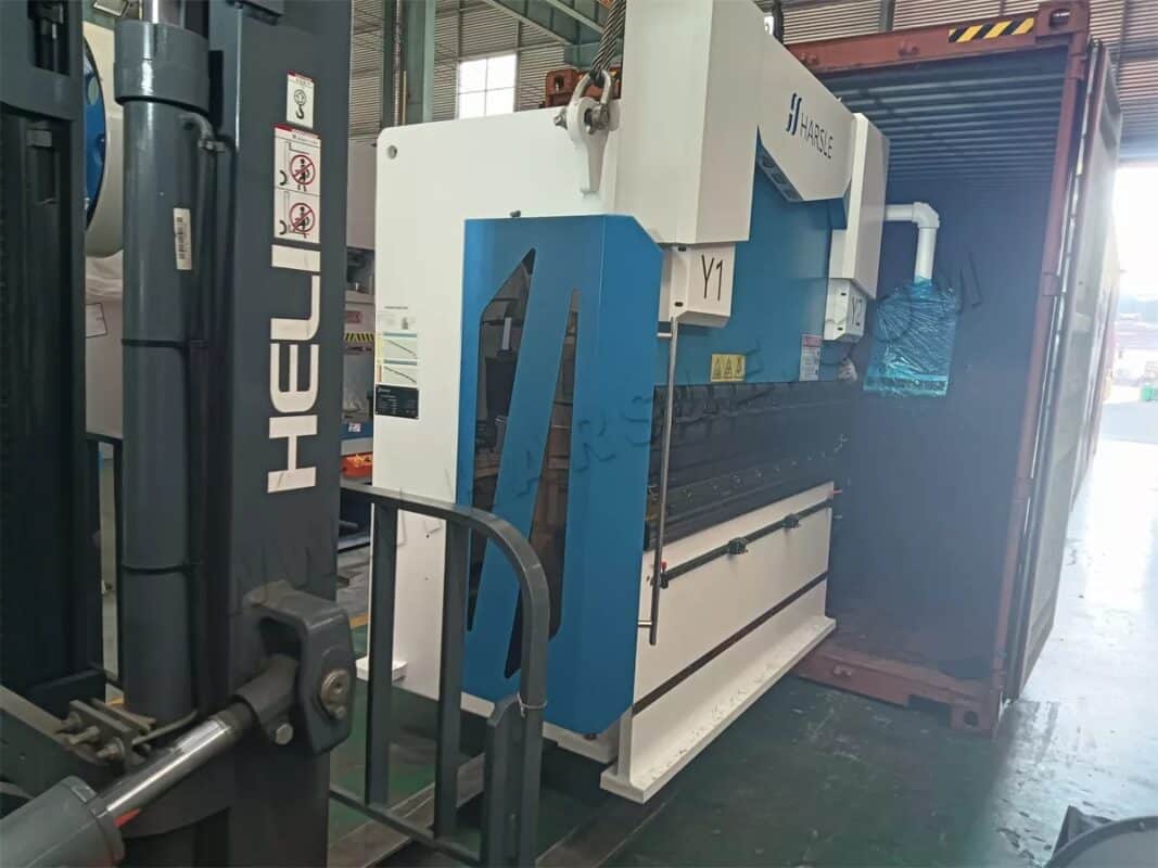 Prensa plegadora CNC WE67K-220T4000 y máquina de corte láser HS-3000W-6015 de Argentina