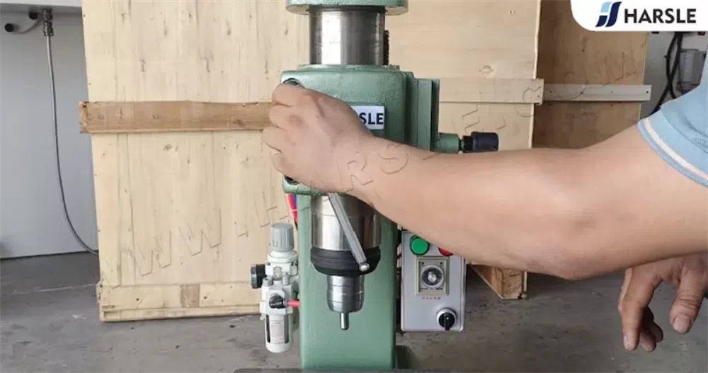 Riveteuse électrique pour ligne de production de pelles