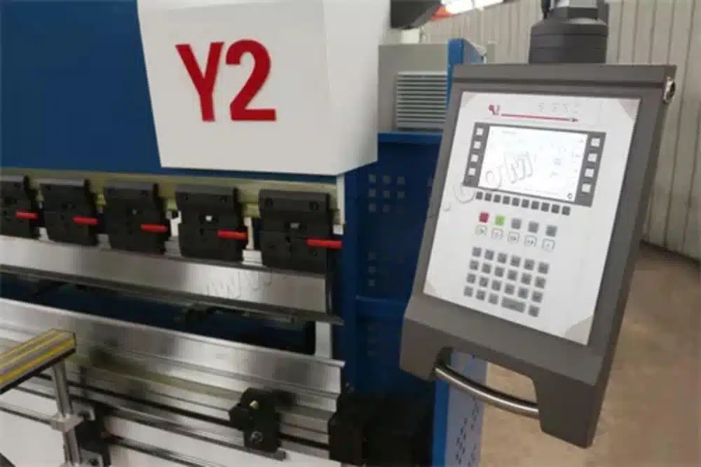 Wybór właściwego systemu CNC dla Twojej maszyny do gięcia