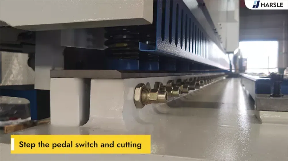 Como operar a máquina de corte guilhotina (E21S)?