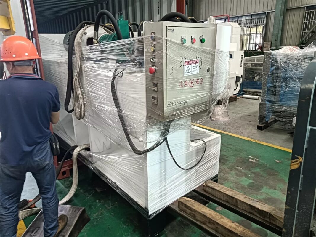 Etiópia - 2 conjuntos de prensa dobradeira e máquina de corte a laser HST-2000W-3015 e outras máquinas