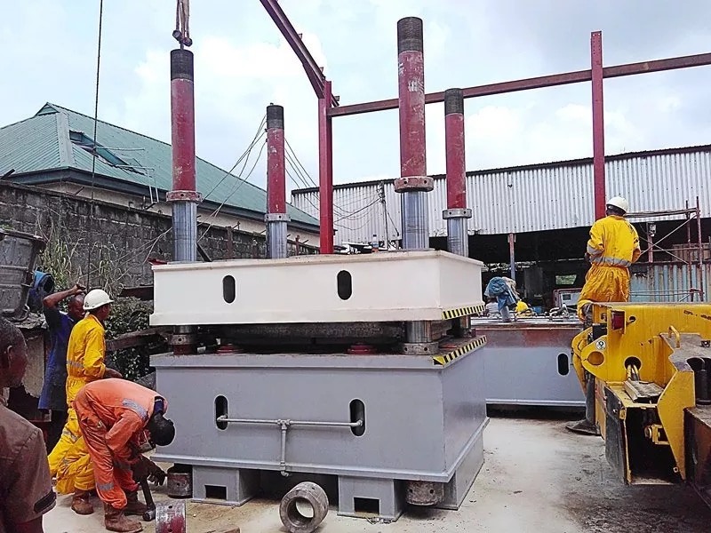 Installation einer Prägemaschine für Stahltüren in Nigeria