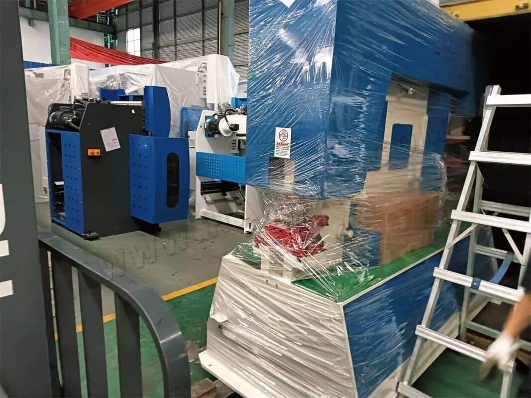 غواتيمالا-ماكينة قصّ QC11K-12X2500 وماكينة حدادة Q35Y-30